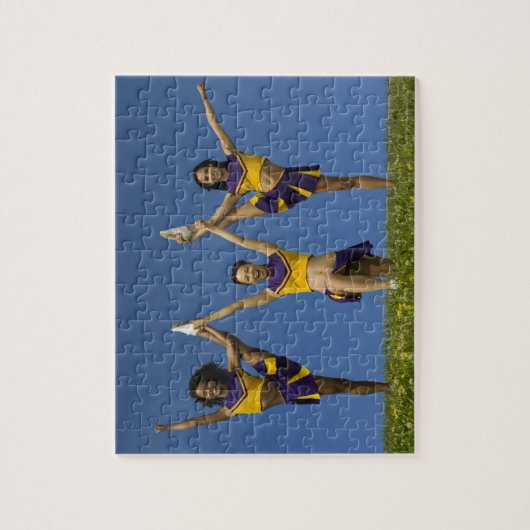 Drie vrouw cheerleaders bezig met formatie legpuzzel (Verticaal)