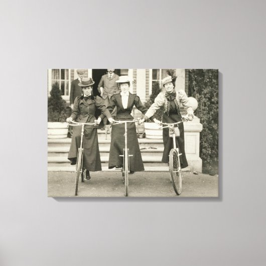 Drie vrouwen op de fiets, begin jaren 1900 (foto) canvas afdruk (Voorkant)