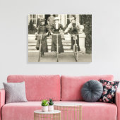 Drie vrouwen op de fiets, begin jaren 1900 (foto) canvas afdruk (Insitu (Woonkamer))