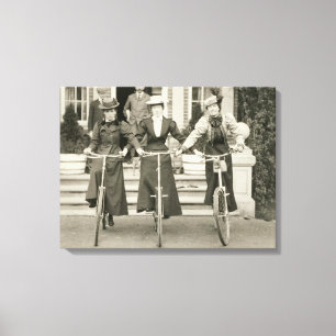 Drie vrouwen op de fiets, begin jaren 1900 (foto) canvas afdruk