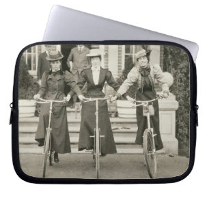 Drie vrouwen op de fiets, begin jaren 1900 (foto) laptop sleeve