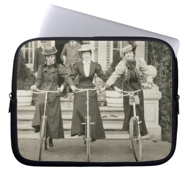 Drie vrouwen op de fiets, begin jaren 1900 (foto) laptop sleeve (Voorkant)