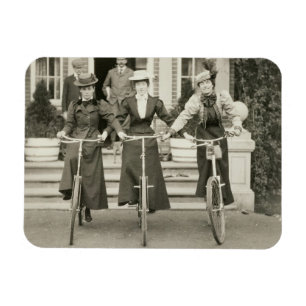 Drie vrouwen op de fiets, begin jaren 1900 (foto) magneet