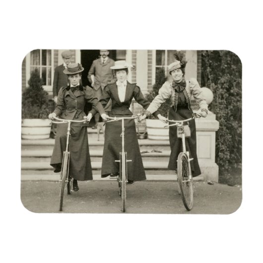 Drie vrouwen op de fiets, begin jaren 1900 (foto) magneet (Horizontaal)
