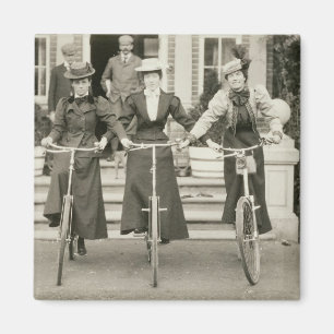 Drie vrouwen op de fiets, begin jaren 1900 (foto) magneet