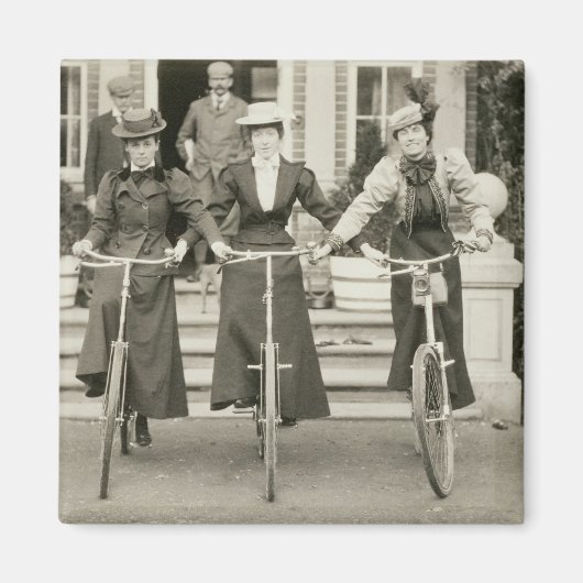 Drie vrouwen op de fiets, begin jaren 1900 (foto) magneet (Voorkant)