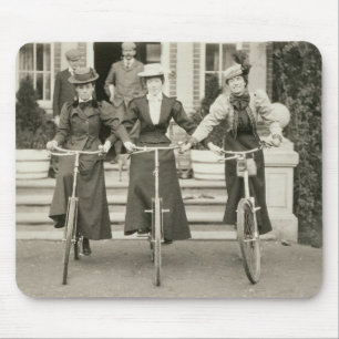 Drie vrouwen op de fiets, begin jaren 1900 (foto) muismat