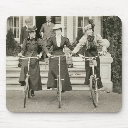 Drie vrouwen op de fiets, begin jaren 1900 (foto) muismat (Voorkant)
