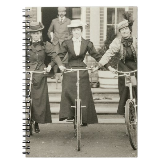 Drie vrouwen op de fiets, begin jaren 1900 (foto) notitieboek (Voorkant)