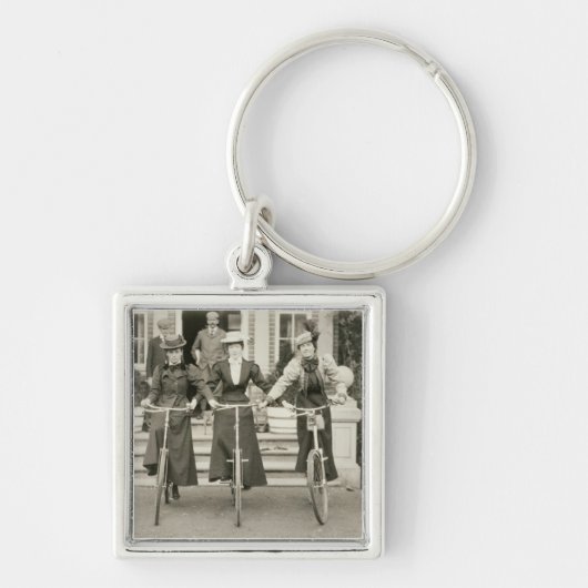Drie vrouwen op de fiets, begin jaren 1900 (foto) sleutelhanger (Voorkant)