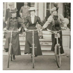 Drie vrouwen op de fiets, begin jaren 1900 (foto) tegeltje