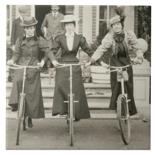 Drie vrouwen op de fiets, begin jaren 1900 (foto) tegeltje (Voorkant)