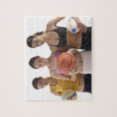 drie vrouwen van verschillende ras die in het bezi legpuzzel (Verticaal)