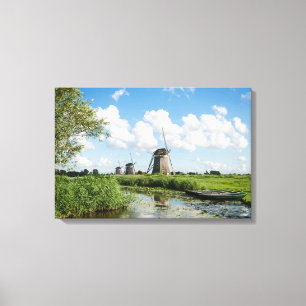Drie windmolens en een canvas