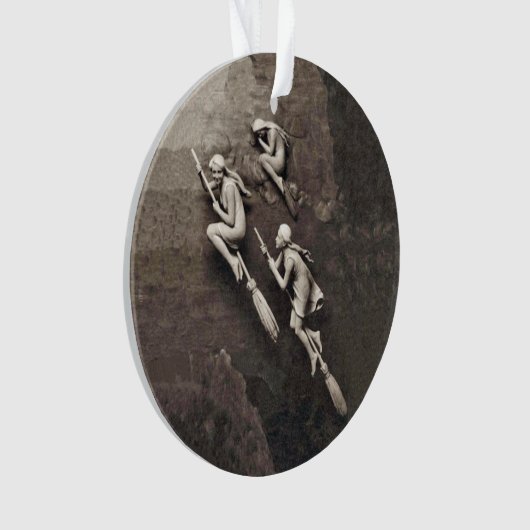 Drie witte heks vliegen op Brooms Brown Ornament (voorkant)