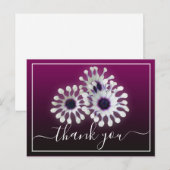 Drie witte madeliefjes paarse achtergrond dank je briefkaart (Voorkant / Achterkant)