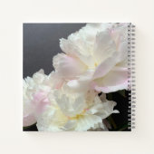 Drie witte pioenen op donkergrijs gedenkteken notitieboek (Achterkant)