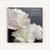 Drie witte pioenen op donkergrijs gedenkteken notitieboek (Voorkant)