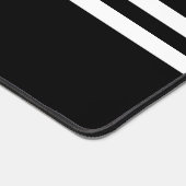 Drie witte strepen op zwart bureaumat (Hoek)