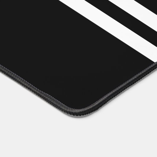 Drie witte strepen op zwart bureaumat (Hoek)