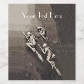 Drie Witte Witches vliegen op Brooms op Browns Wijn Etiket (Enkel label)