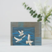 Drie witte zeegarren die over het water vliegen briefkaart (Staand voorkant)