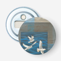 Drie witte zeegarren die over het water vliegen