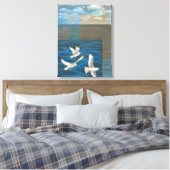 Drie witte zeegarren die over het water vliegen canvas afdruk (Insitu (Slaapkamer))