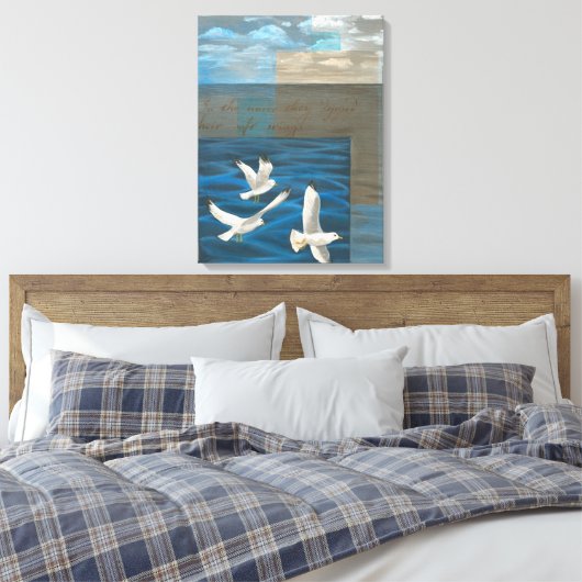 Drie witte zeegarren die over het water vliegen canvas afdruk (Insitu (Slaapkamer))