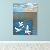 Drie witte zeegarren die over het water vliegen canvas afdruk (Insitu (Houten vloer))