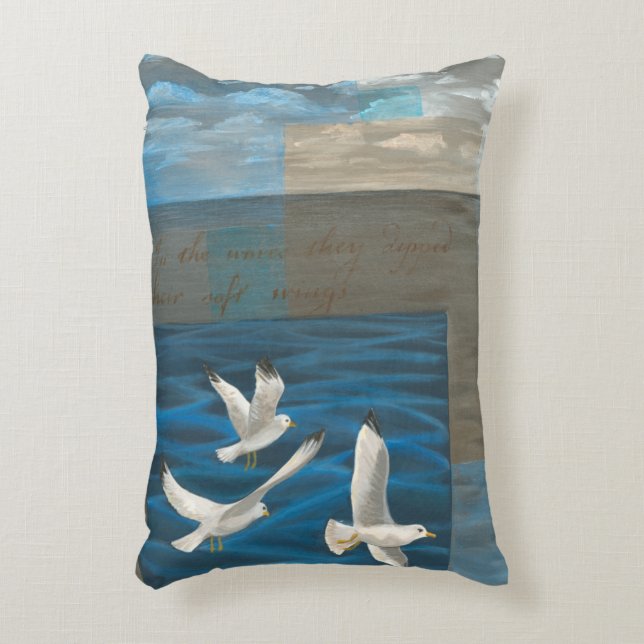 Drie witte zeegarren die over het water vliegen decoratief kussen (Voorkant(Verticaal))