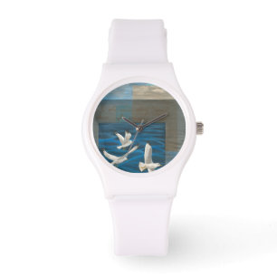 Drie witte zeegarren die over het water vliegen horloge