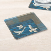 Drie witte zeegarren die over het water vliegen kartonnen onderzetters (Schuin)