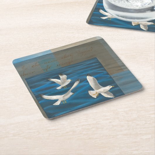 Drie witte zeegarren die over het water vliegen kartonnen onderzetters (Schuin)