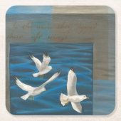 Drie witte zeegarren die over het water vliegen kartonnen onderzetters (Voorkant)