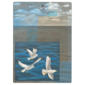 Drie witte zeegarren die over het water vliegen klembord (Achterkant)