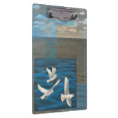 Drie witte zeegarren die over het water vliegen klembord (Rechts)