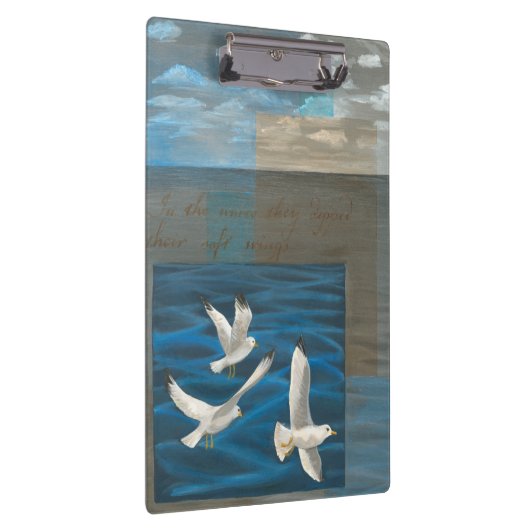 Drie witte zeegarren die over het water vliegen klembord (Rechts)