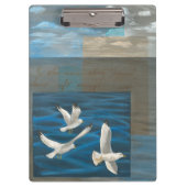 Drie witte zeegarren die over het water vliegen klembord (Voorkant)