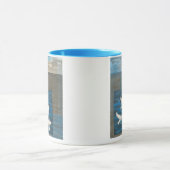 Drie witte zeegarren die over het water vliegen mok (Midden)