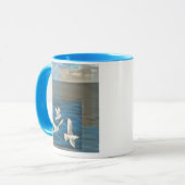 Drie witte zeegarren die over het water vliegen mok (Voorkant links)