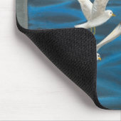 Drie witte zeegarren die over het water vliegen muismat (Hoek)