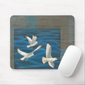 Drie witte zeegarren die over het water vliegen muismat (Met muis)