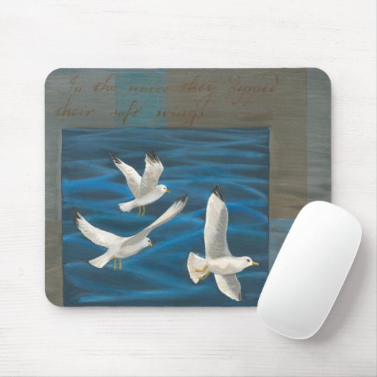 Drie witte zeegarren die over het water vliegen muismat (Met muis)