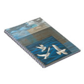 Drie witte zeegarren die over het water vliegen notitieboek (Rechterzijde)