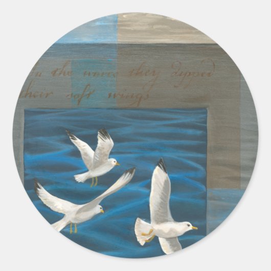 Drie witte zeegarren die over het water vliegen ronde sticker (Voorkant)