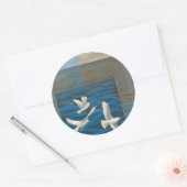 Drie witte zeegarren die over het water vliegen ronde sticker (Envelop)