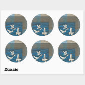 Drie witte zeegarren die over het water vliegen ronde sticker (Vel)