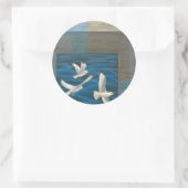 Drie witte zeegarren die over het water vliegen ronde sticker (Tas)
