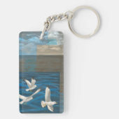 Drie witte zeegarren die over het water vliegen sleutelhanger (achterkant)